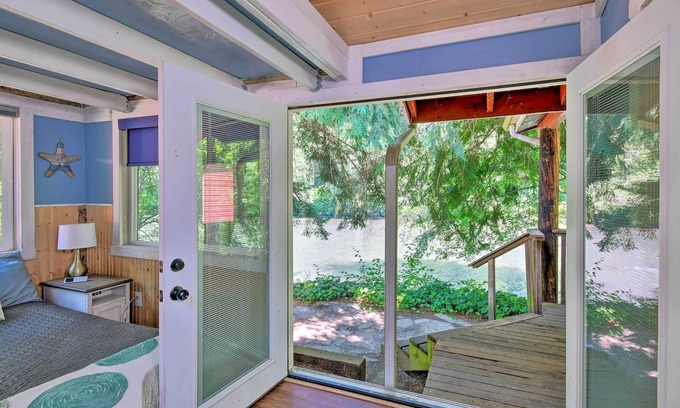 McKenna Cabin | Tranquil + Cozy Yelm Cabin Along Nisqually River!