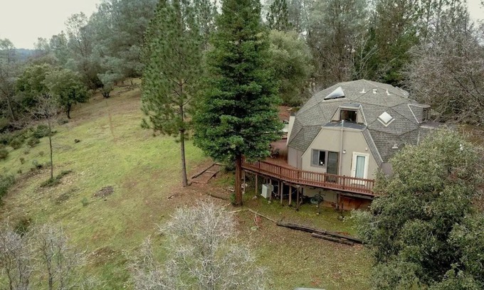 Iowa Hill House | Tranquil dome in Gold country forest