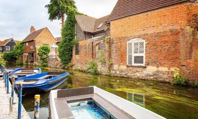 Upper Hardres House | Tranquil Elm Lodge Escape in Canterbury