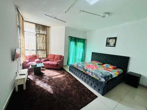 Ajman House | Tranquil Haven:King Bed, Ensuite, Master Bedroom