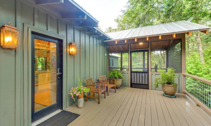 Mirror Lake Cottage | Tranquil Highlands Cottage With Fire Pit & Stream!