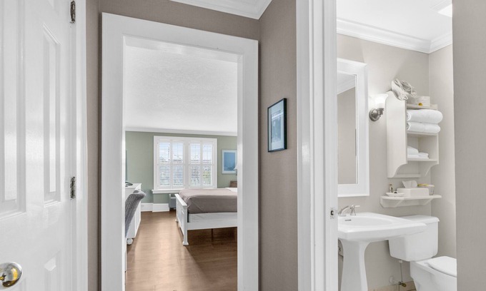 Historic Downtown Manteo Apartment | Tranquil House Inn - Downtown Waterfront Manteo - 1 King Standard Room 24