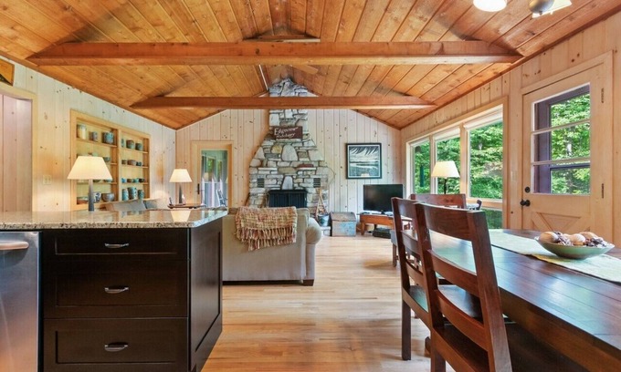 Baileys Harbor Cabin | Tranquil Retreat-walk to Kangaroo Lake Sandy beach