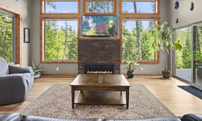 Sagle House | Tranquil, unique home only 7 miles to Sandpoint on 5 quiet acres. Pets allowed.
