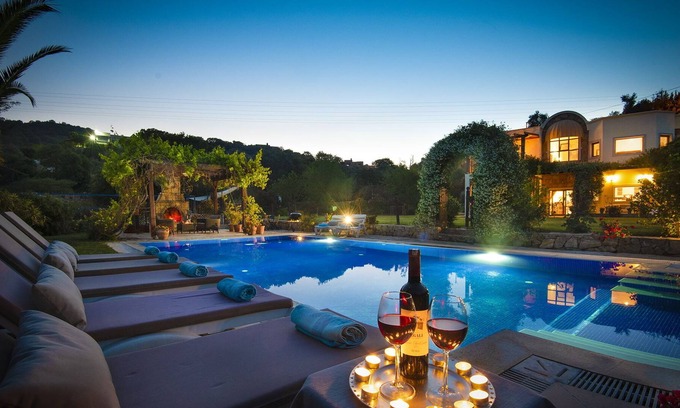 Dagbelen Villa | Tranquil Villa set in 2 acres with large pool, volleyball, basketball, badminton