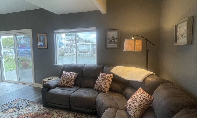 Eureka Apartment | Tranquil waterfront