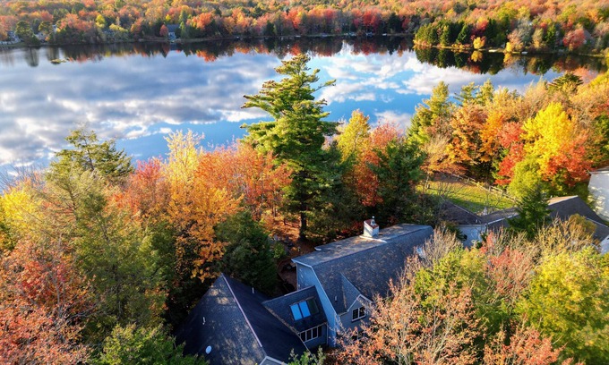 Pocono Summit House | Tranquil Waterside by AvantStay | Lakefront, Dock, Game Room, Boats Included
