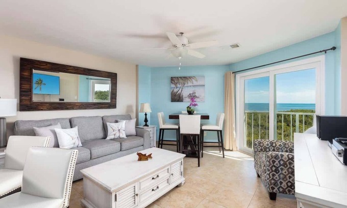 Tavernier Condo | Tranquility on the Top Floor at Ocean Pointe Suite