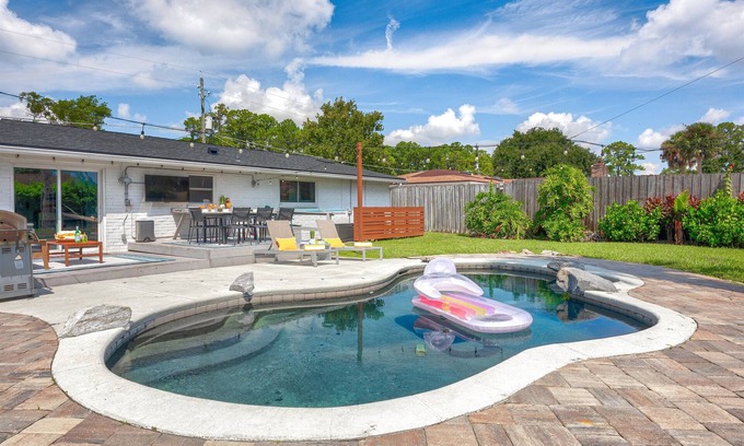 Isle of Palms House | Tranquility by Mayo w/Heated Pool Mins to Beach