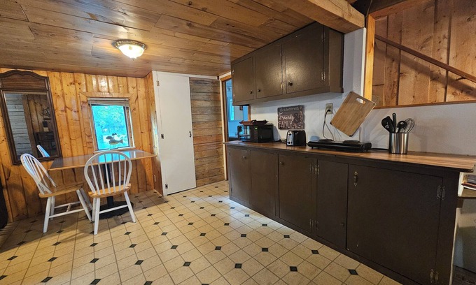 Kenny Lake House | Trapper Cabin: Two-bedroom Dog Friendly