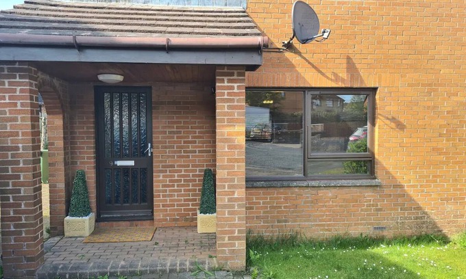 Nitshill House | TRAVEL HOST 3 BEDROOM HOUSE WITH FREE PARKING