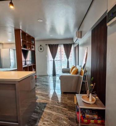 Mactan Export Processing Zone Apartment | Traveler's Nest near Airport, Netflix, Stylish, Cozy with swimming pool
