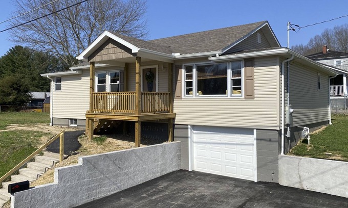 Skelton House | Traveler’s Rest » Beautifully-Renovated Retreat