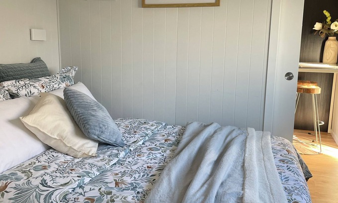 Cambridge Cabin | Travellers Hideaway – private, quiet garden, off-street parking, great location.