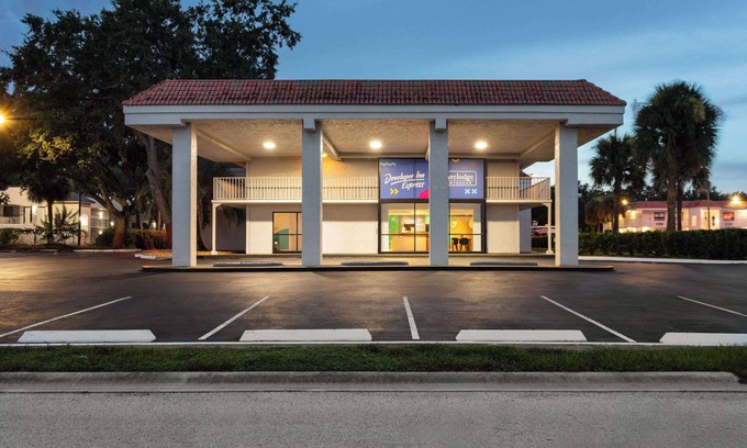 Kissimmee Hotel | Travelodge by Wyndham Orlando Lake Buena Vista South