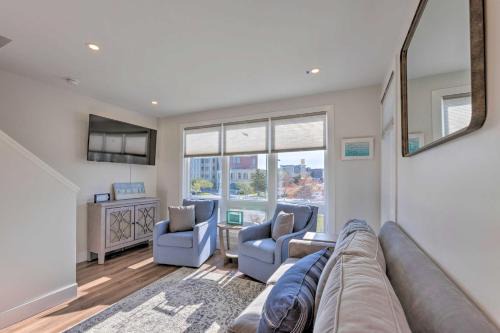 Traverse City House | Traverse City Townhome Walk to Beach!