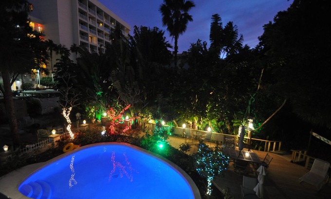 Treasure Island Apartment | Treasure Island Beach Pool Wi-Fi Steps to Beach Sleeps 15