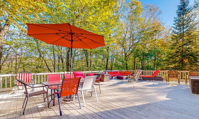 Eidelweiss Village House | Tree-lined, dog-friendly house with WiFi & expansive deck - walk to a lake beach