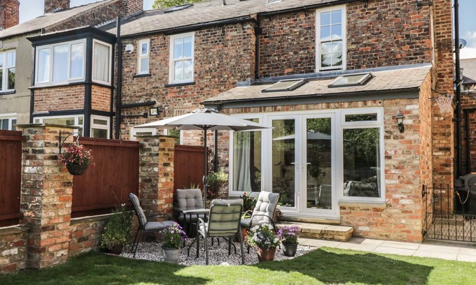 Ripon Cottage | TREE TOP COTTAGE, pet friendly, with open fire in Ripon