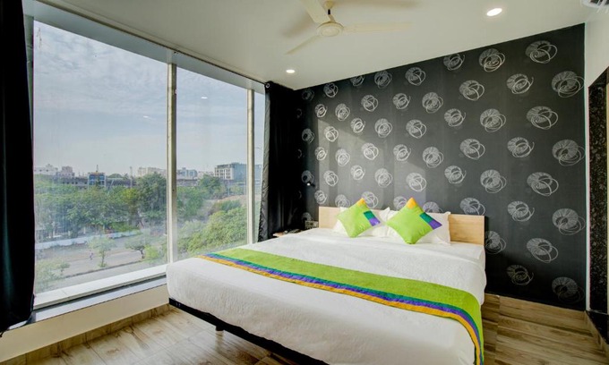 Udhna Hotel | Treebo Grand Lotus - 3 km from Textile Market