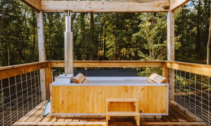 Sodus Cabin | Treehouse 2 Honeymoon Treehouse Escape w private hot tub
