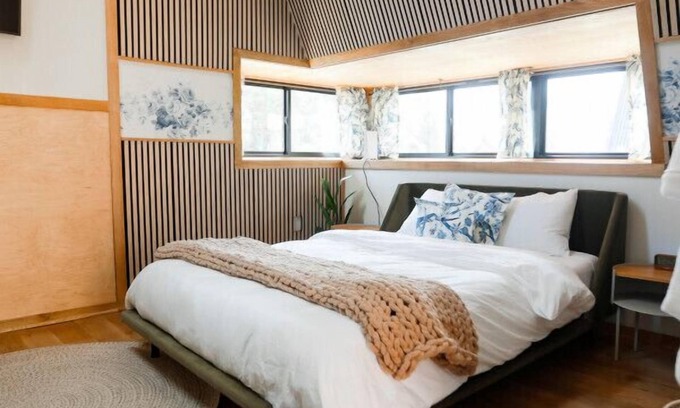 Sodus Cabin | Treehouse 5 · Honeymoon Treehouse Cabin & Spa w Private Hot Tub