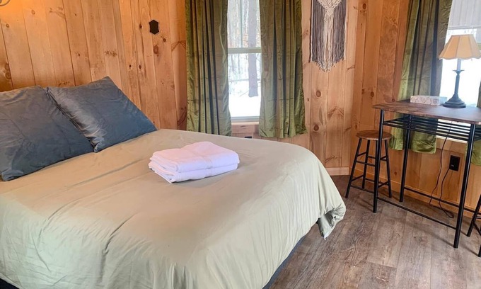 Hartland Cabin | Treehouse at Wise Pines- NoBo