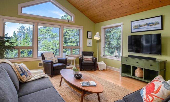 Neahkahnie Beach Cabin | Treehouse Hideaway by Avantstay Mountain View Beach House Walk to Manzanita Beach