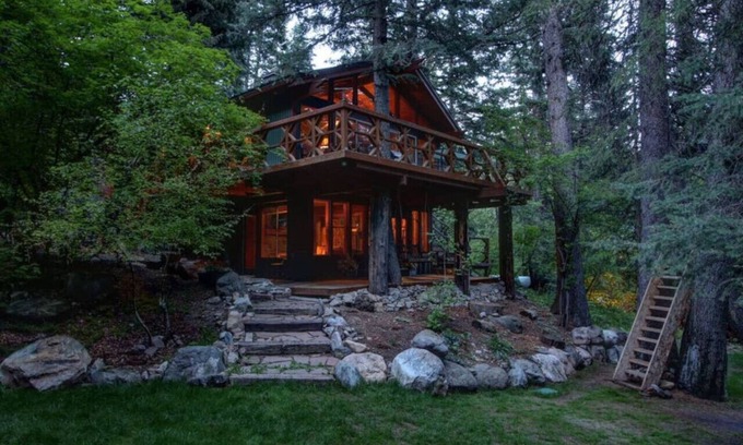 Sundance Cabin | Treehouse on The Stream Porch & Yard Swings Deck w/hot tub Mountain Cabins Utah