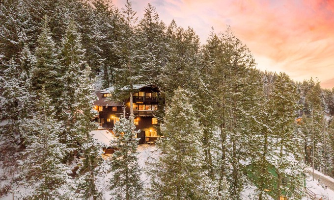 Summit Park Cabin | Treetop by AvantStay | Rustic Secluded Cabin w Views in Summit Park