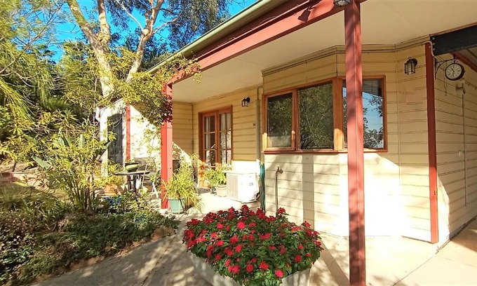 West Albury Apartment | Treetops Hideaway Albury