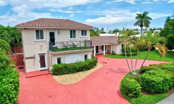 Lauderdale-by-the-Sea House | Trendy 1BR/2BA Heated Pool Short Walk to the Beach