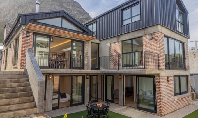 Voelklip House | Trendy family home, bright, mountain views & pool