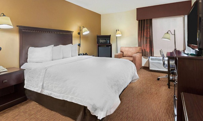 University Place House | Trendy & Fancy Rm for Romantic Couples! W/ Pool