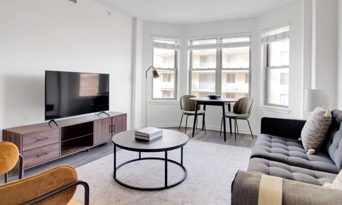 Logan Circle Apartment | Trendy Logan Circle 1BR w/ Gym, W/D & Pool, walk to bars, by Blueground