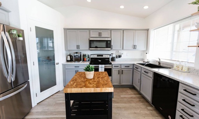 Crescent City House | Trendy North Coast Redwoods Bungalow A, Just 2 Blocks To Stunning Ocean Sunsets!