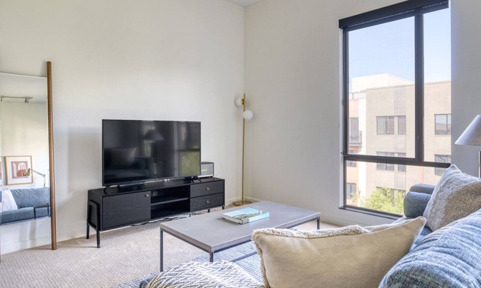 The Villas Apartment | Trendy Santana Row Studio w/ Gym & Pool, 10 mins to Google, by Blueground