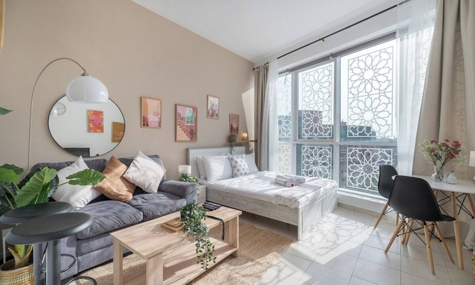 Discovery Gardens Apartment | Trendy Studio with fitted kitchen in Discovery Gardens