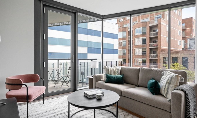 West Loop Apartment | Trendy West Loop 2BR w/W/D, Gym & Lounge, nr L, by Blueground