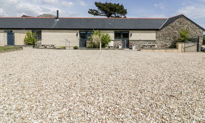Caerhays Cottage | TREVENNA BARN, pet friendly, with a garden in Veryan