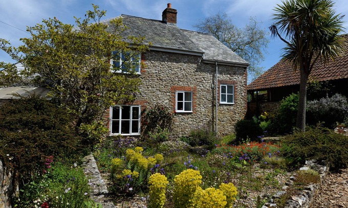 Axminster Cottage | TRILL COTTAGE, pet friendly, with open fire in Musbury