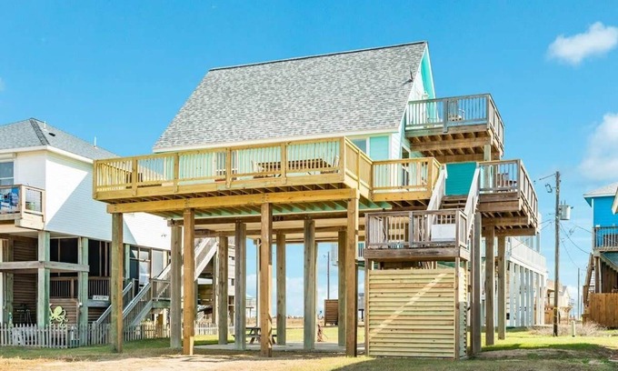 San Luis House | Triple the Views! 3 Decks Overlooking the Sparkling Sea