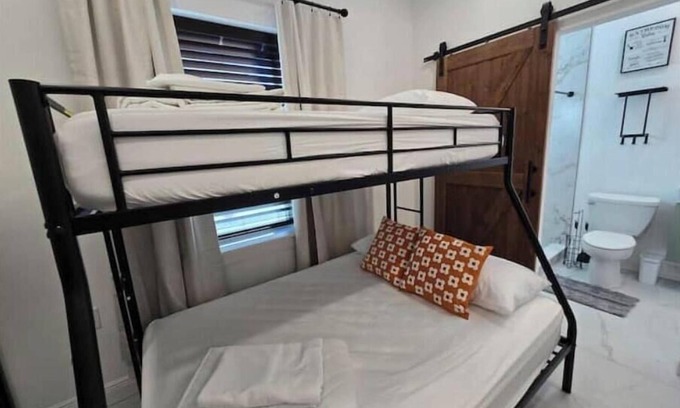 College Park House | Triplex Sleeps17 CollegePark Golf 5min to Downtown