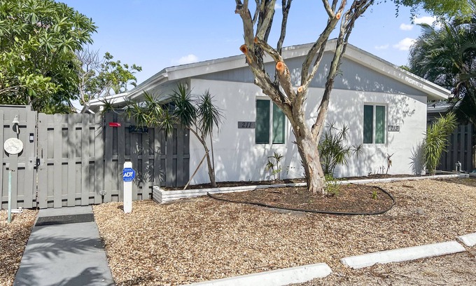 Harbor Village Apartment | Tropical & Cozy Private Home Near Beach: Private, Yard, Parking