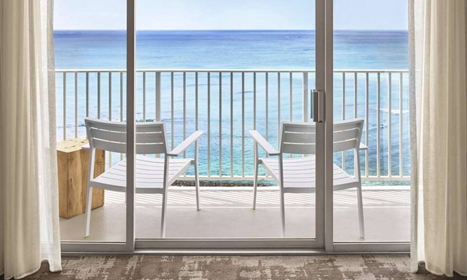 Waikiki Resort | Tropical Dream Right on Waikiki Beach! 3 Pet-Friendly Units, 2 Restaurants