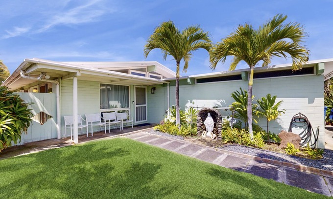 Portlock House | Tropical Escape with Lanai & Private Yard | Walk to Maunalua Bay Beach