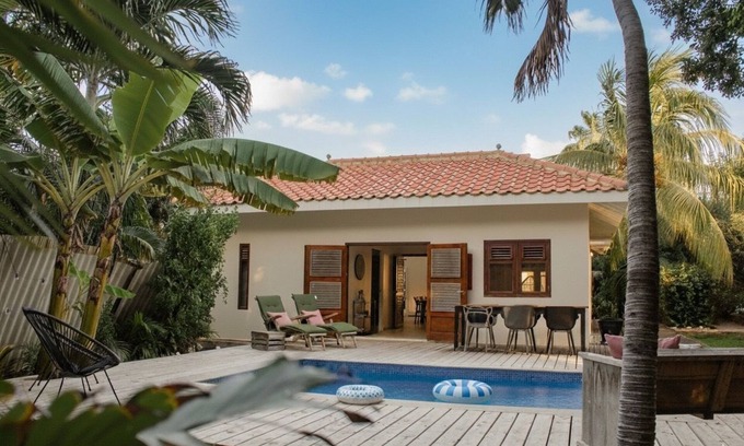 Willemstad Villa | Tropical family villa with private pool. Centrally located 7 min from the beach