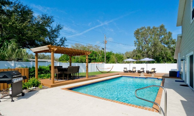 Bradenton House | Tropical Highlands - 6 BEDROOMS/3 Bathroom/2 King Masters/3800 sf/Large Htd Pool