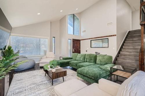 Spring Valley House | Tropical House with Heated Pool 10 Min to Strip