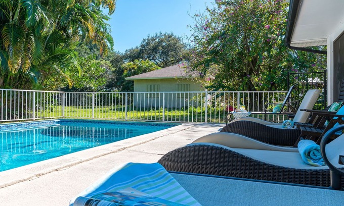 Palm Beach Gardens House | Tropical Mango Bungalow | Pool + Close to Beach!